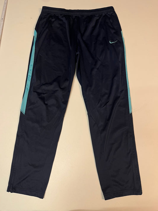Entdecke unsere Vintage Track Pants von Nike und anderen Marken, erhältlich bei Valuxery.de - Dein Shop für trendige Vintage - Kleidung. Unsere Track Pants sind aus hochwertigen Materialien und