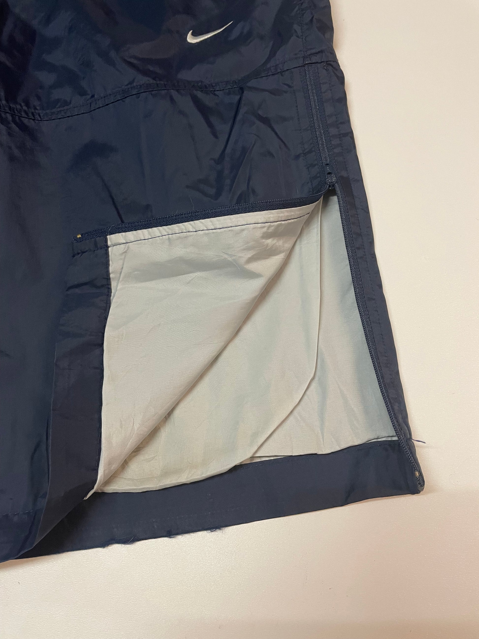 Entdecke unsere Vintage Track Pants von Nike und anderen Marken, erhältlich bei Valuxery.de - Dein Shop für trendige Vintage - Kleidung. Unsere Track Pants sind aus hochwertigen Materialien und