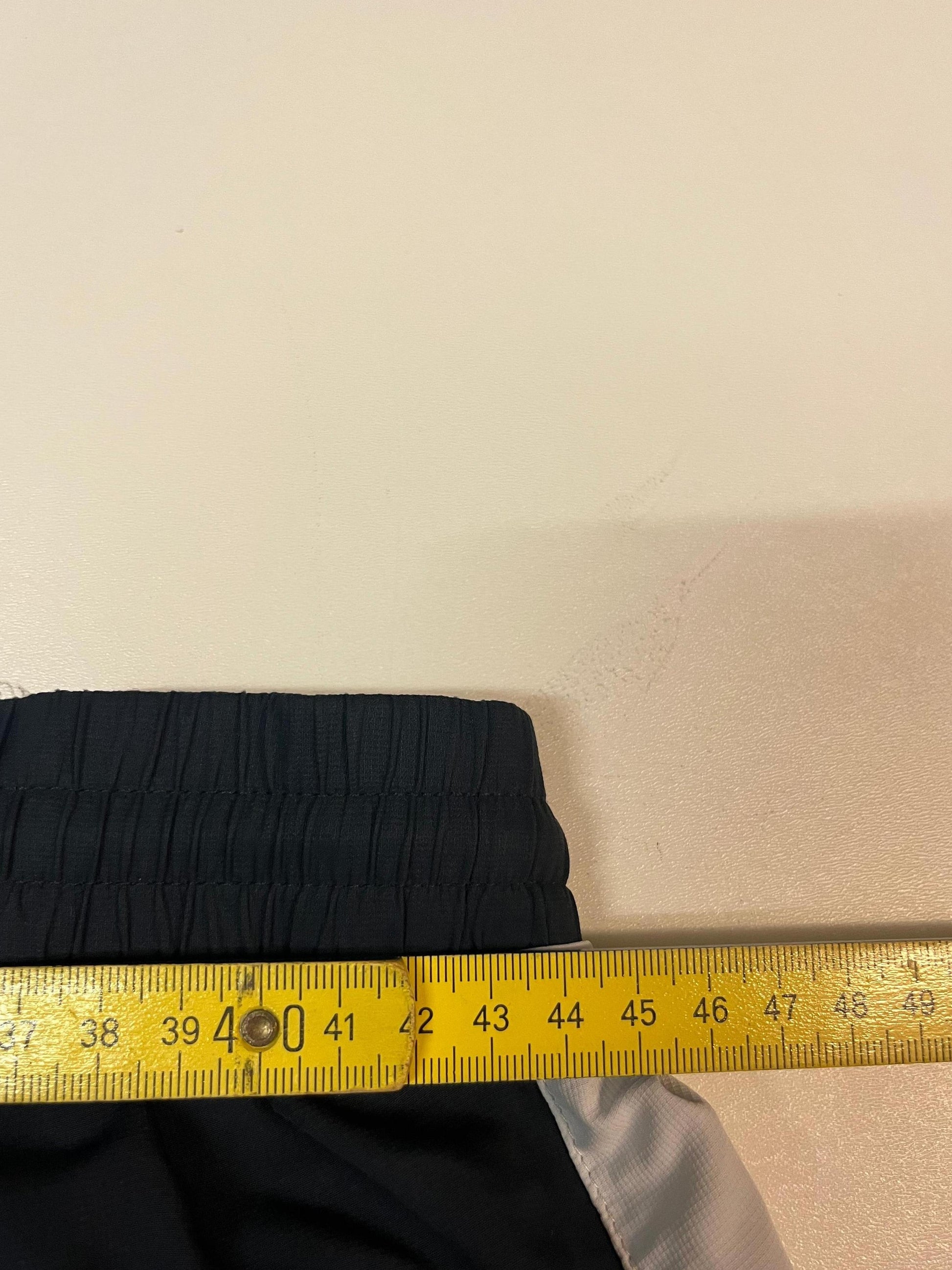 Entdecke unsere Vintage Track Pants von Nike und anderen Marken, erhältlich bei Valuxery.de - Dein Shop für trendige Vintage - Kleidung. Unsere Track Pants sind aus hochwertigen Materialien und
