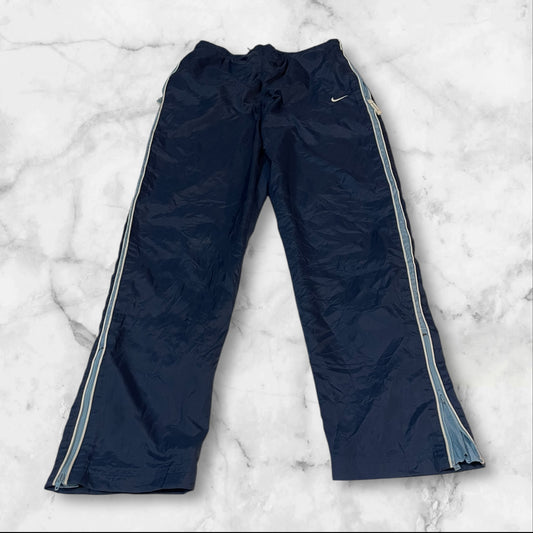 Entdecke unsere Vintage Track Pants von Nike und anderen Marken, erhältlich bei Valuxery.de - Dein Shop für trendige Vintage - Kleidung. Unsere Track Pants sind aus hochwertigen Materialien und