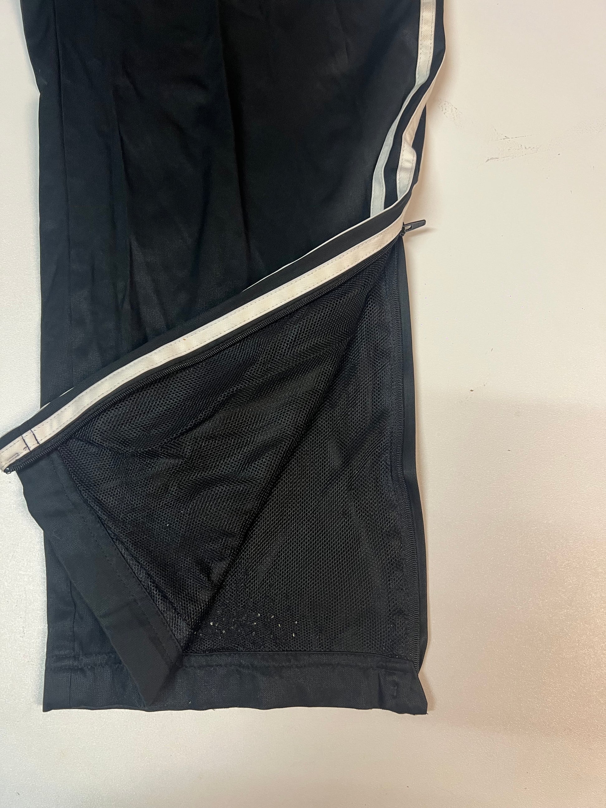 Entdecke unsere Vintage Track Pants von Nike und anderen Marken, erhältlich bei Valuxery.de - Dein Shop für trendige Vintage - Kleidung. Unsere Track Pants sind aus hochwertigen Materialien und