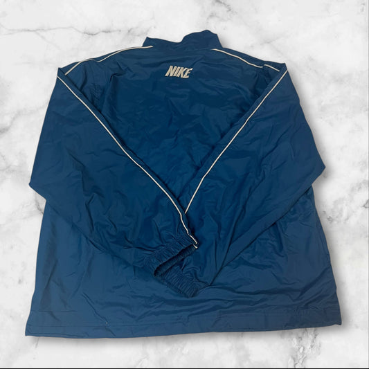 Entdecke unsere Vintage Track Pants von Nike und anderen Marken, erhältlich bei Valuxery.de - Dein Shop für trendige Vintage - Kleidung. Unsere Track Pants sind aus hochwertigen Materialien und