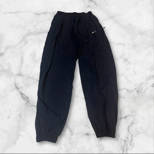 Entdecke unsere Vintage Track Pants von Nike und anderen Marken, erhältlich bei Valuxery.de - Dein Shop für trendige Vintage - Kleidung. Unsere Track Pants sind aus hochwertigen Materialien und