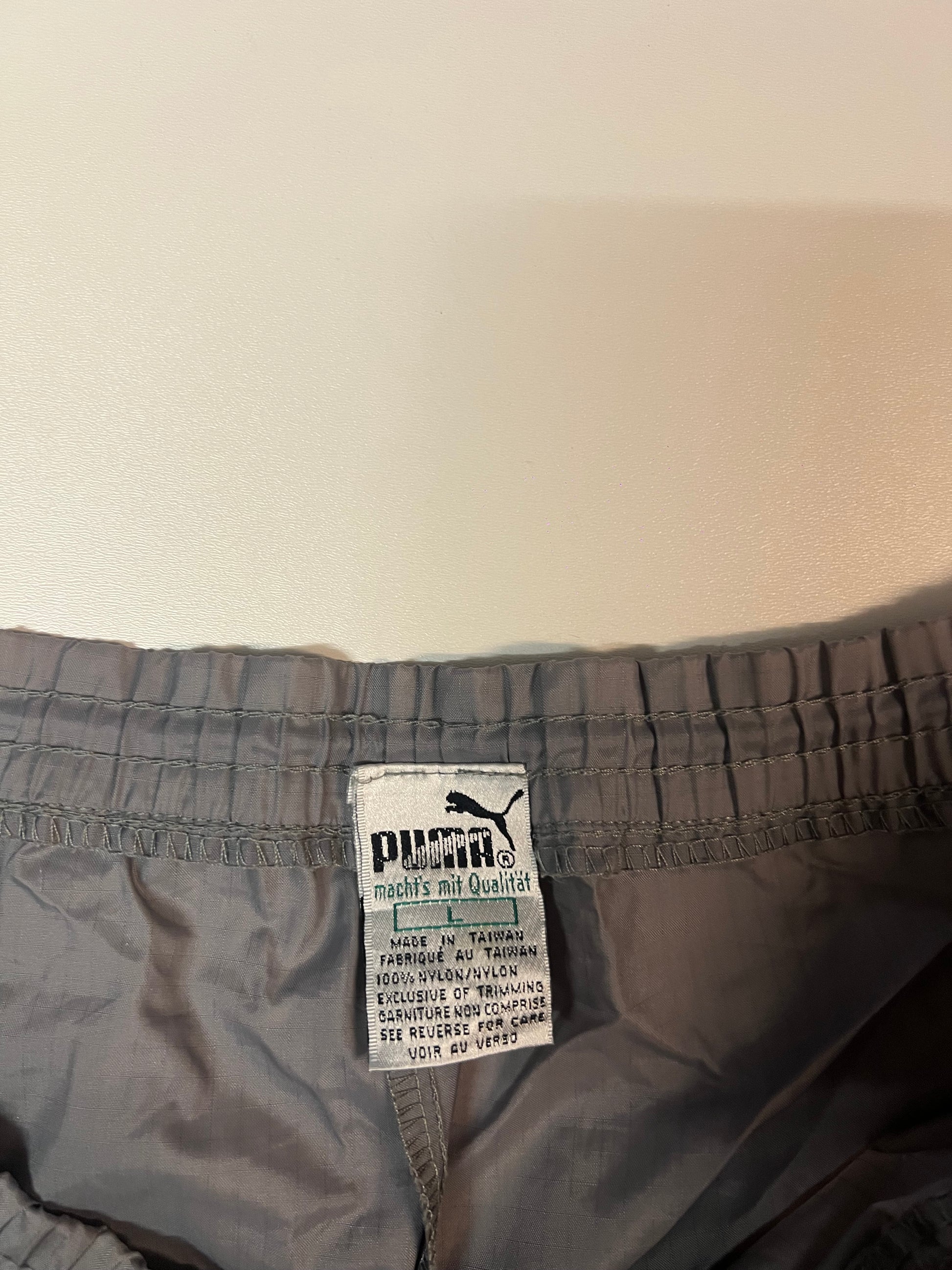 Entdecke unsere Vintage Track Pants von Nike und anderen Marken, erhältlich bei Valuxery.de - Dein Shop für trendige Vintage - Kleidung. Unsere Track Pants sind aus hochwertigen Materialien und