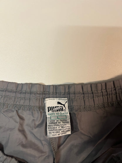 Entdecke unsere Vintage Track Pants von Nike und anderen Marken, erhältlich bei Valuxery.de - Dein Shop für trendige Vintage - Kleidung. Unsere Track Pants sind aus hochwertigen Materialien und