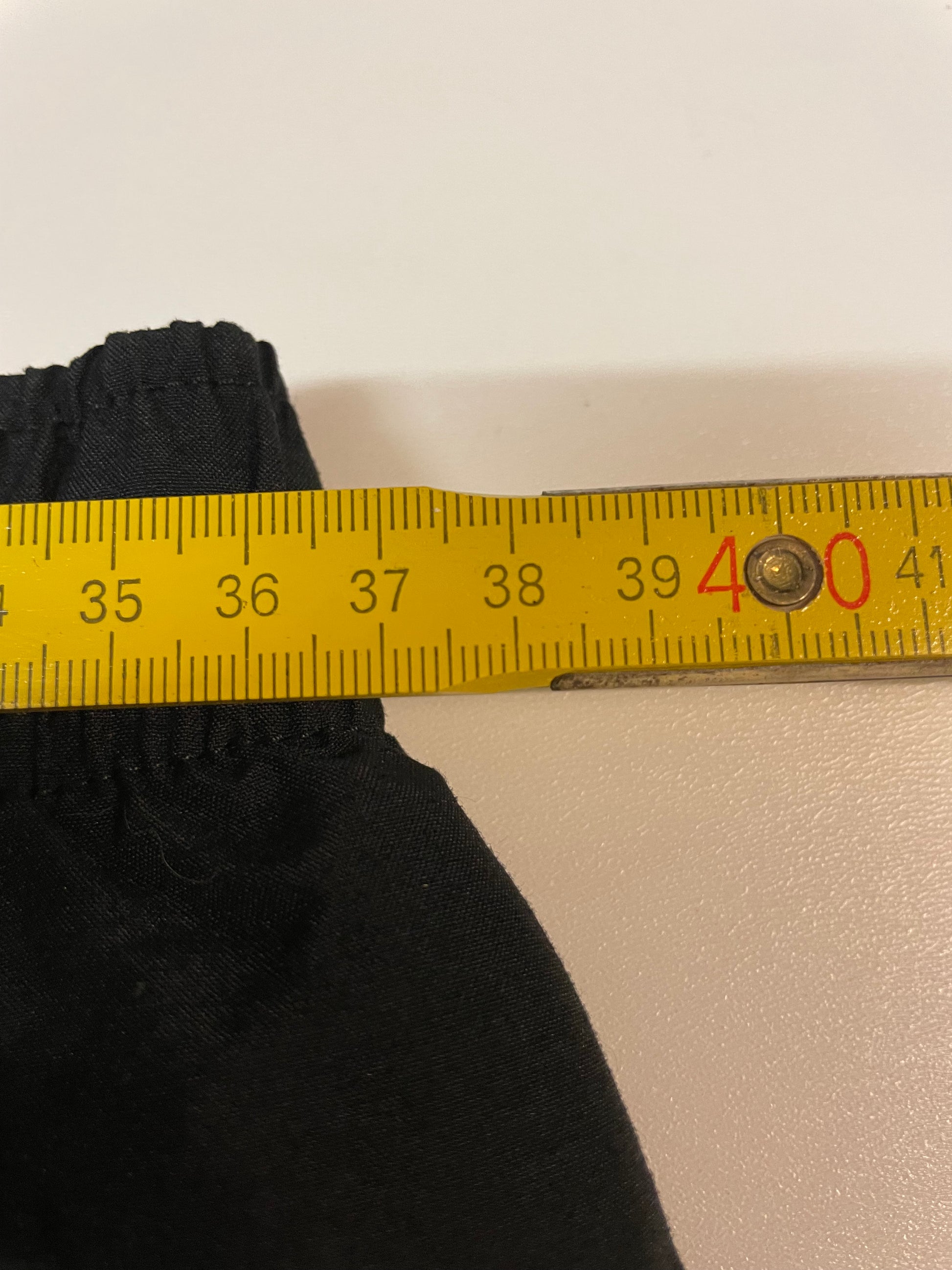 Entdecke unsere Vintage Track Pants von Nike und anderen Marken, erhältlich bei Valuxery.de - Dein Shop für trendige Vintage - Kleidung. Unsere Track Pants sind aus hochwertigen Materialien und