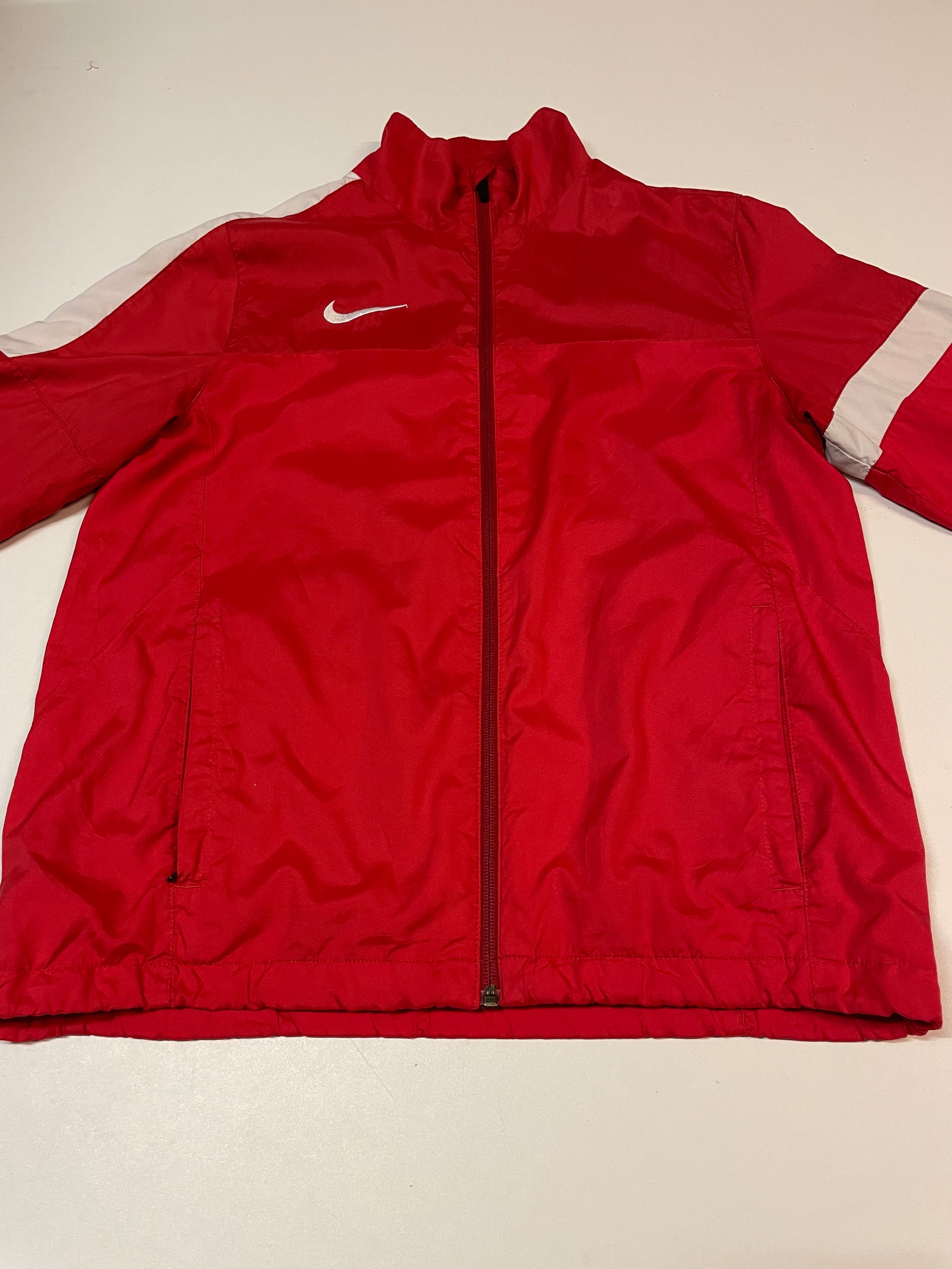 Entdecke unsere Vintage Track Pants von Nike und anderen Marken, erhältlich bei Valuxery.de - Dein Shop für trendige Vintage - Kleidung. Unsere Track Pants sind aus hochwertigen Materialien und
