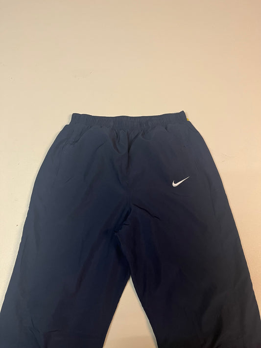 Entdecke unsere Vintage Track Pants von Nike und anderen Marken, erhältlich bei Valuxery.de - Dein Shop für trendige Vintage - Kleidung. Unsere Track Pants sind aus hochwertigen Materialien und