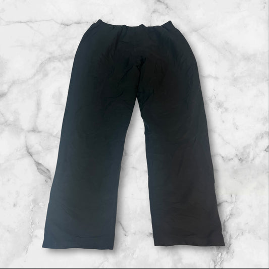 Entdecke unsere Vintage Track Pants von Nike und anderen Marken, erhältlich bei Valuxery.de - Dein Shop für trendige Vintage - Kleidung. Unsere Track Pants sind aus hochwertigen Materialien und