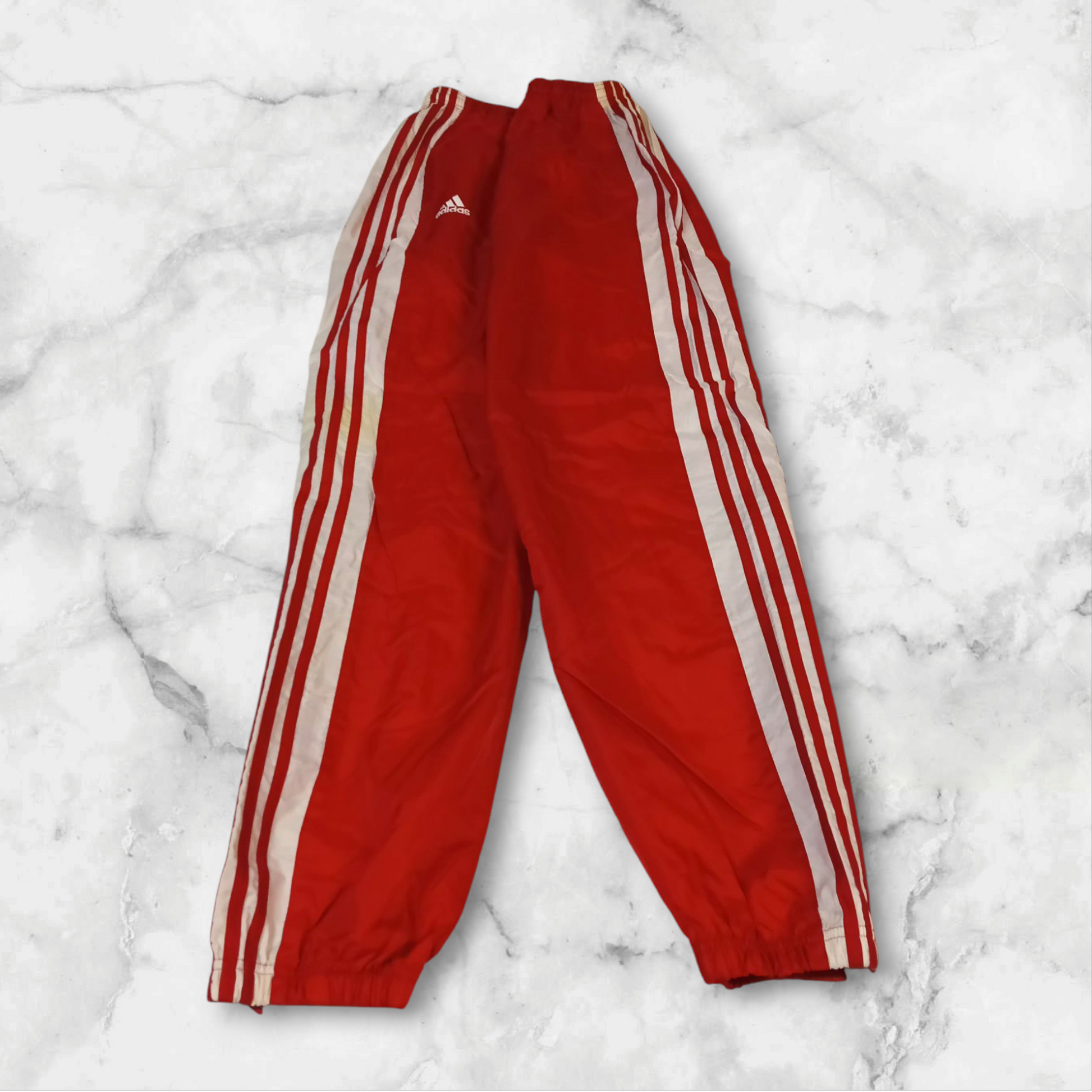 Entdecke unsere Vintage Track Pants von Nike und anderen Marken, erhältlich bei Valuxery.de - Dein Shop für trendige Vintage - Kleidung. Unsere Track Pants sind aus hochwertigen Materialien und
