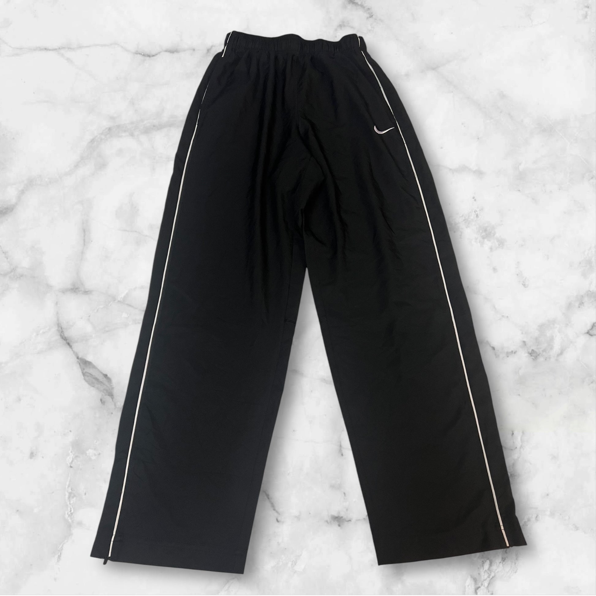 Entdecke unsere Vintage Track Pants von Nike und anderen Marken, erhältlich bei Valuxery.de - Dein Shop für trendige Vintage - Kleidung. Unsere Track Pants sind aus hochwertigen Materialien und