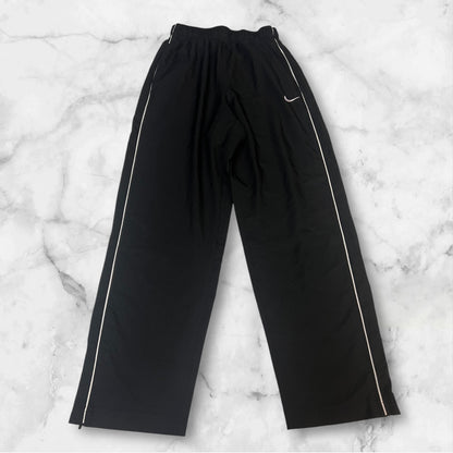 Entdecke unsere Vintage Track Pants von Nike und anderen Marken, erhältlich bei Valuxery.de - Dein Shop für trendige Vintage - Kleidung. Unsere Track Pants sind aus hochwertigen Materialien und