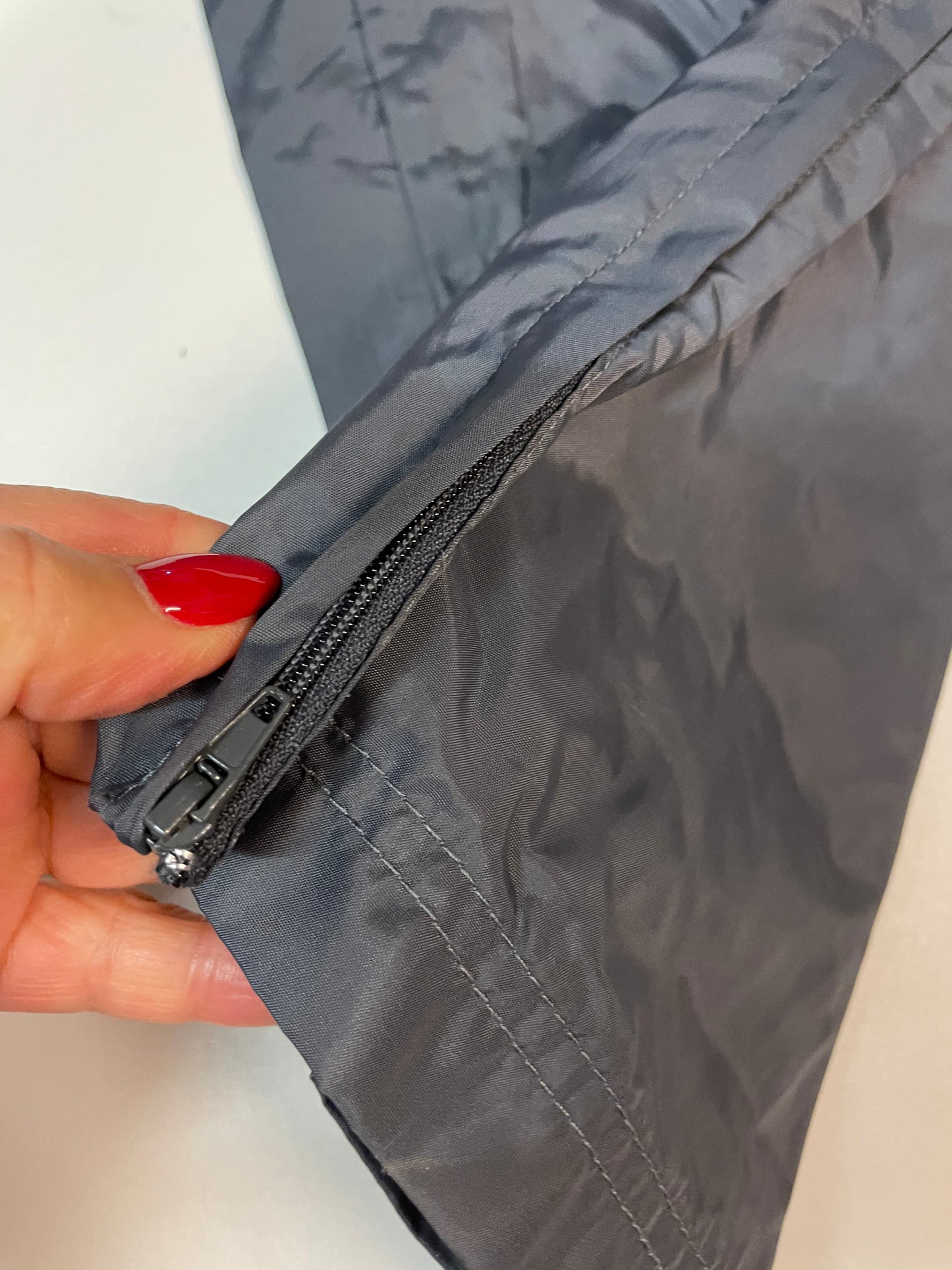 Entdecke unsere Vintage Track Pants von Nike und anderen Marken, erhältlich bei Valuxery.de - Dein Shop für trendige Vintage - Kleidung. Unsere Track Pants sind aus hochwertigen Materialien und