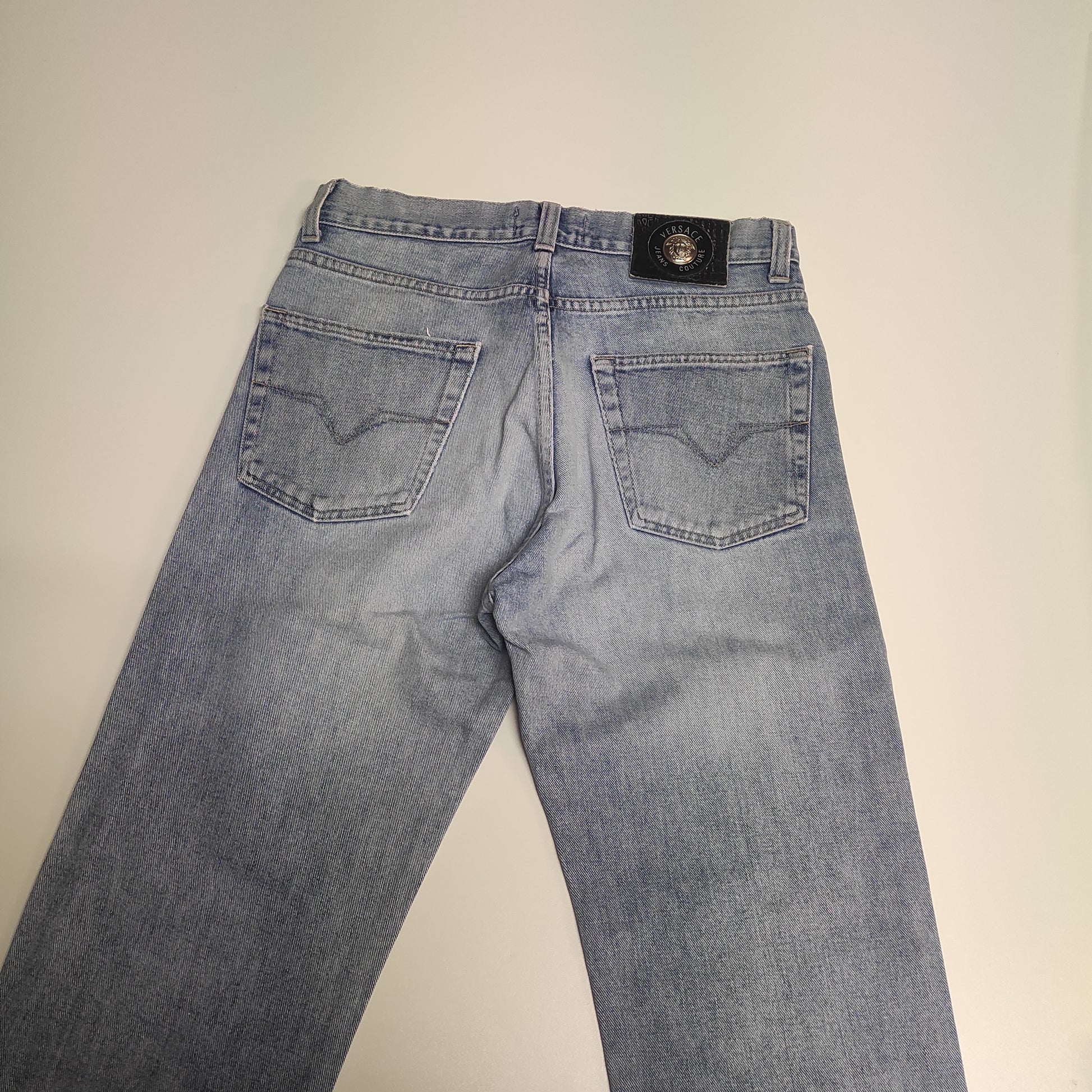 Entdecke unsere Vintage Track Pants von Nike und anderen Marken, erhältlich bei Valuxery.de - Dein Shop für trendige Vintage - Kleidung. Unsere Track Pants sind aus hochwertigen Materialien und