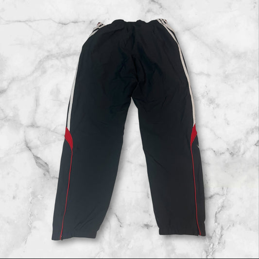 Entdecke unsere Vintage Track Pants von Nike und anderen Marken, erhältlich bei Valuxery.de - Dein Shop für trendige Vintage - Kleidung. Unsere Track Pants sind aus hochwertigen Materialien und