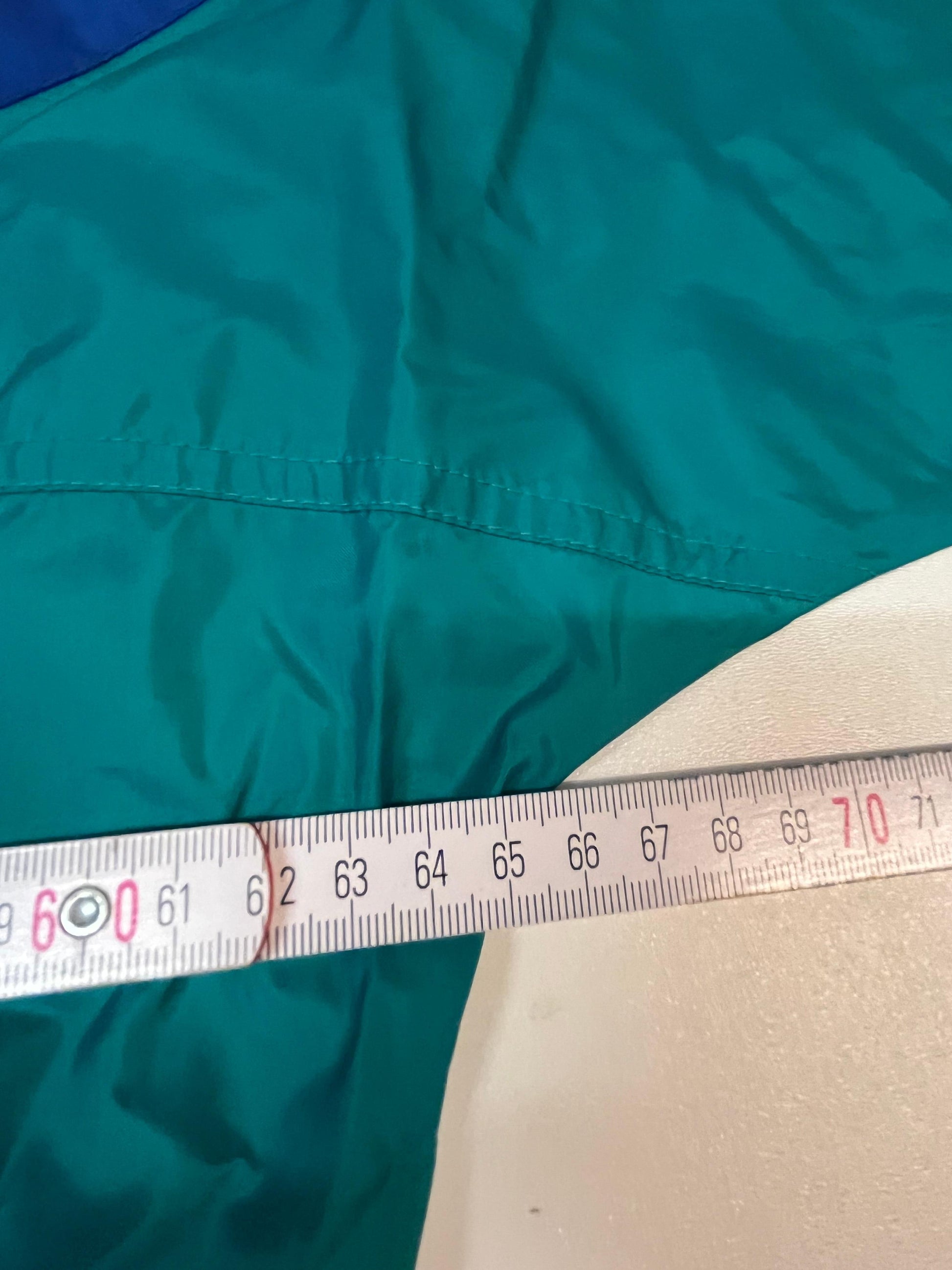 Entdecke unsere Vintage Track Pants von Nike und anderen Marken, erhältlich bei Valuxery.de - Dein Shop für trendige Vintage - Kleidung. Unsere Track Pants sind aus hochwertigen Materialien und