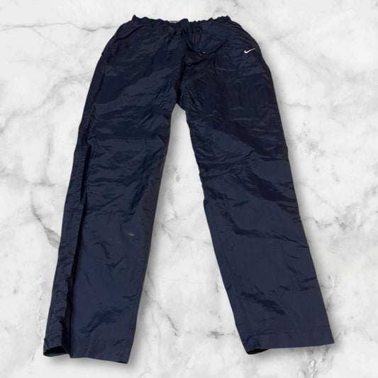 Entdecke unsere Vintage Track Pants von Nike und anderen Marken, erhältlich bei Valuxery.de - Dein Shop für trendige Vintage - Kleidung. Unsere Track Pants sind aus hochwertigen Materialien und