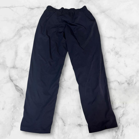 Entdecke unsere Vintage Track Pants von Nike und anderen Marken, erhältlich bei Valuxery.de - Dein Shop für trendige Vintage - Kleidung. Unsere Track Pants sind aus hochwertigen Materialien und
