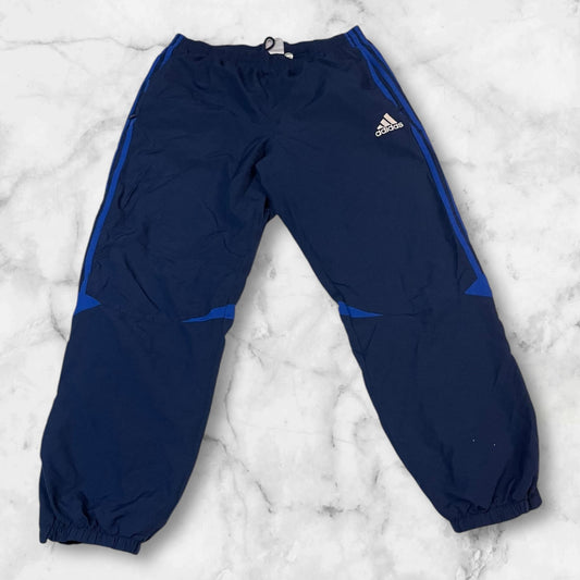 Entdecke unsere Vintage Track Pants von Nike und anderen Marken, erhältlich bei Valuxery.de - Dein Shop für trendige Vintage - Kleidung. Unsere Track Pants sind aus hochwertigen Materialien und