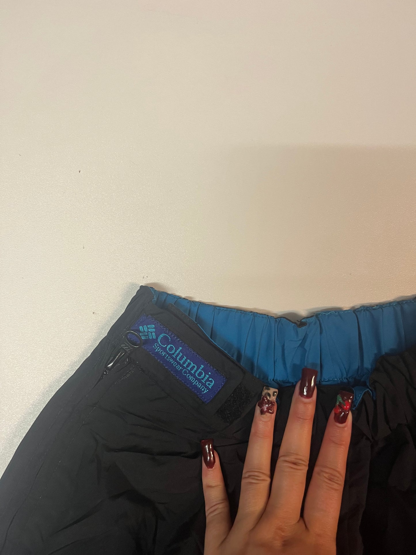 Entdecke unsere Vintage Track Pants von Nike und anderen Marken, erhältlich bei Valuxery.de - Dein Shop für trendige Vintage - Kleidung. Unsere Track Pants sind aus hochwertigen Materialien und