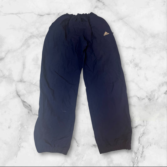 Entdecke unsere Vintage Track Pants von Nike und anderen Marken, erhältlich bei Valuxery.de - Dein Shop für trendige Vintage - Kleidung. Unsere Track Pants sind aus hochwertigen Materialien und