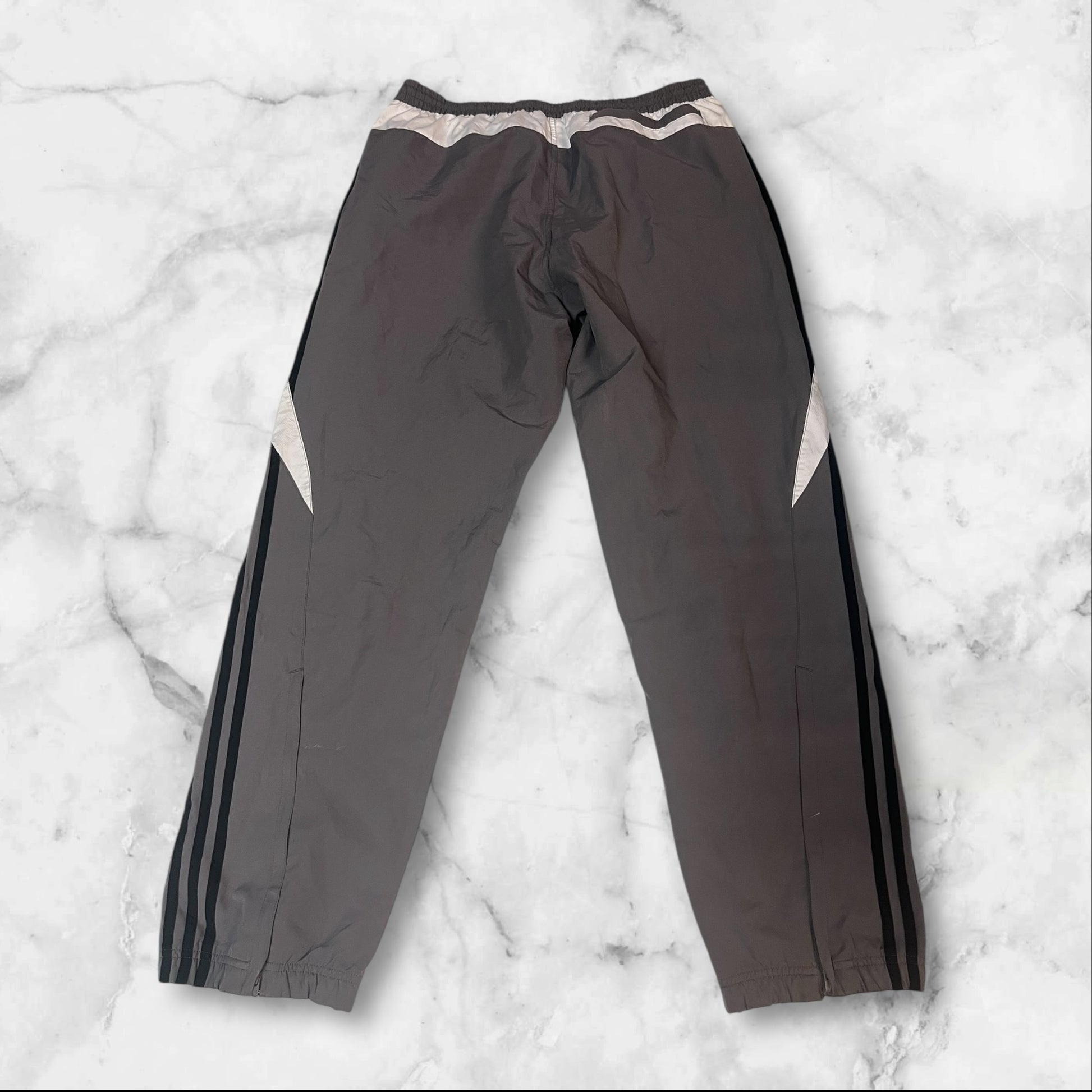 Entdecke unsere Vintage Track Pants von Nike und anderen Marken, erhältlich bei Valuxery.de - Dein Shop für trendige Vintage - Kleidung. Unsere Track Pants sind aus hochwertigen Materialien und