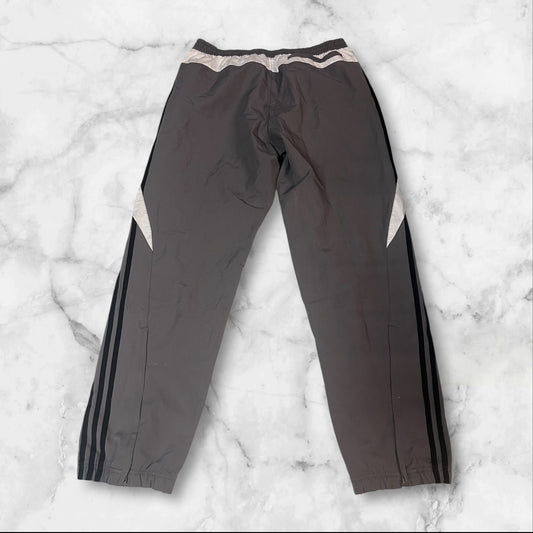 Entdecke unsere Vintage Track Pants von Nike und anderen Marken, erhältlich bei Valuxery.de - Dein Shop für trendige Vintage - Kleidung. Unsere Track Pants sind aus hochwertigen Materialien und
