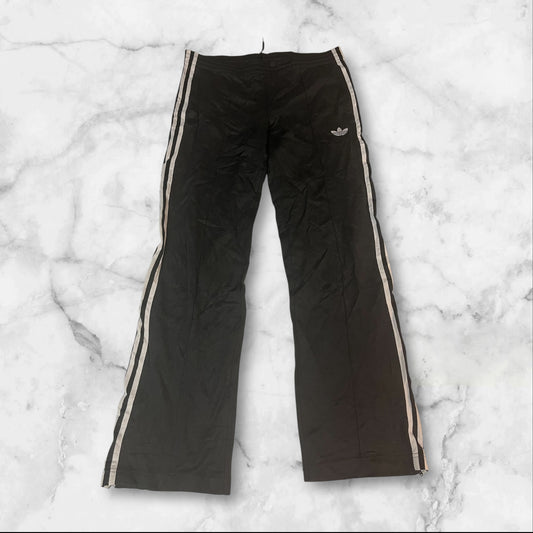 Entdecke unsere Vintage Track Pants von Nike und anderen Marken, erhältlich bei Valuxery.de - Dein Shop für trendige Vintage - Kleidung. Unsere Track Pants sind aus hochwertigen Materialien und