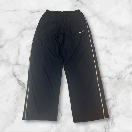 Entdecke unsere Vintage Track Pants von Nike und anderen Marken, erhältlich bei Valuxery.de - Dein Shop für trendige Vintage - Kleidung. Unsere Track Pants sind aus hochwertigen Materialien und