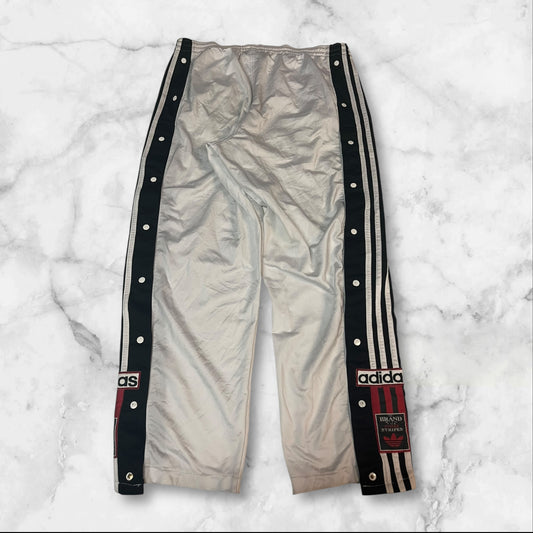 Entdecke unsere Vintage Track Pants von Nike und anderen Marken, erhältlich bei Valuxery.de - Dein Shop für trendige Vintage - Kleidung. Unsere Track Pants sind aus hochwertigen Materialien und