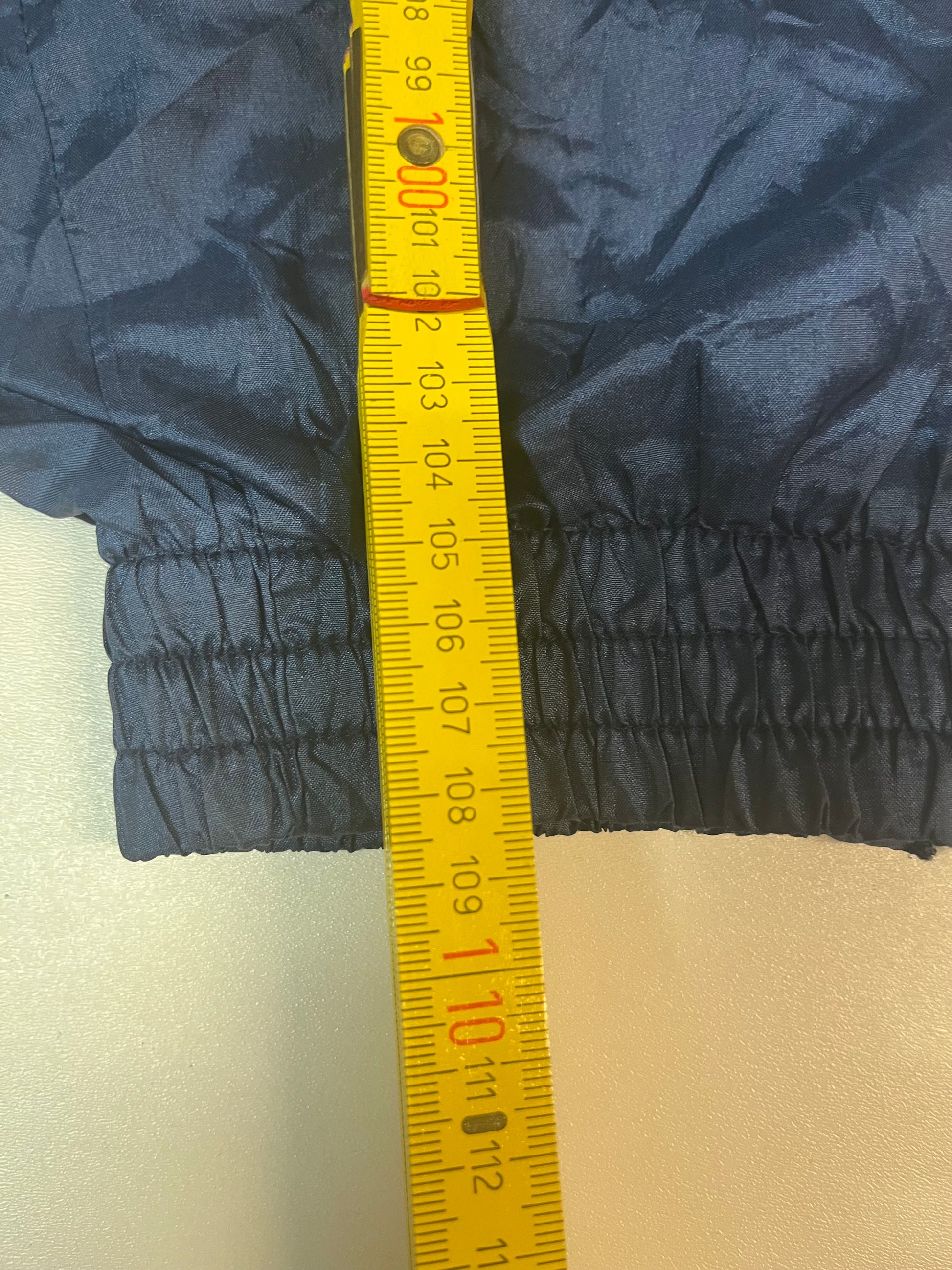 Entdecke unsere Vintage Track Pants von Nike und anderen Marken, erhältlich bei Valuxery.de - Dein Shop für trendige Vintage - Kleidung. Unsere Track Pants sind aus hochwertigen Materialien und