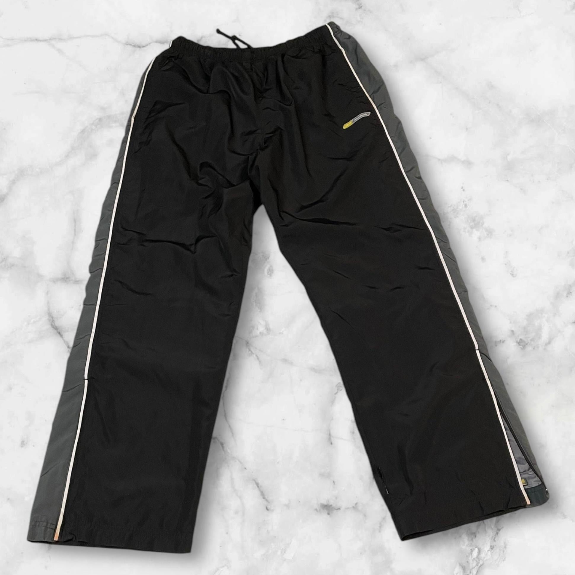 Entdecke unsere Vintage Track Pants von Nike und anderen Marken, erhältlich bei Valuxery.de - Dein Shop für trendige Vintage - Kleidung. Unsere Track Pants sind aus hochwertigen Materialien und