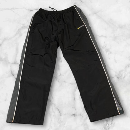 Entdecke unsere Vintage Track Pants von Nike und anderen Marken, erhältlich bei Valuxery.de - Dein Shop für trendige Vintage - Kleidung. Unsere Track Pants sind aus hochwertigen Materialien und