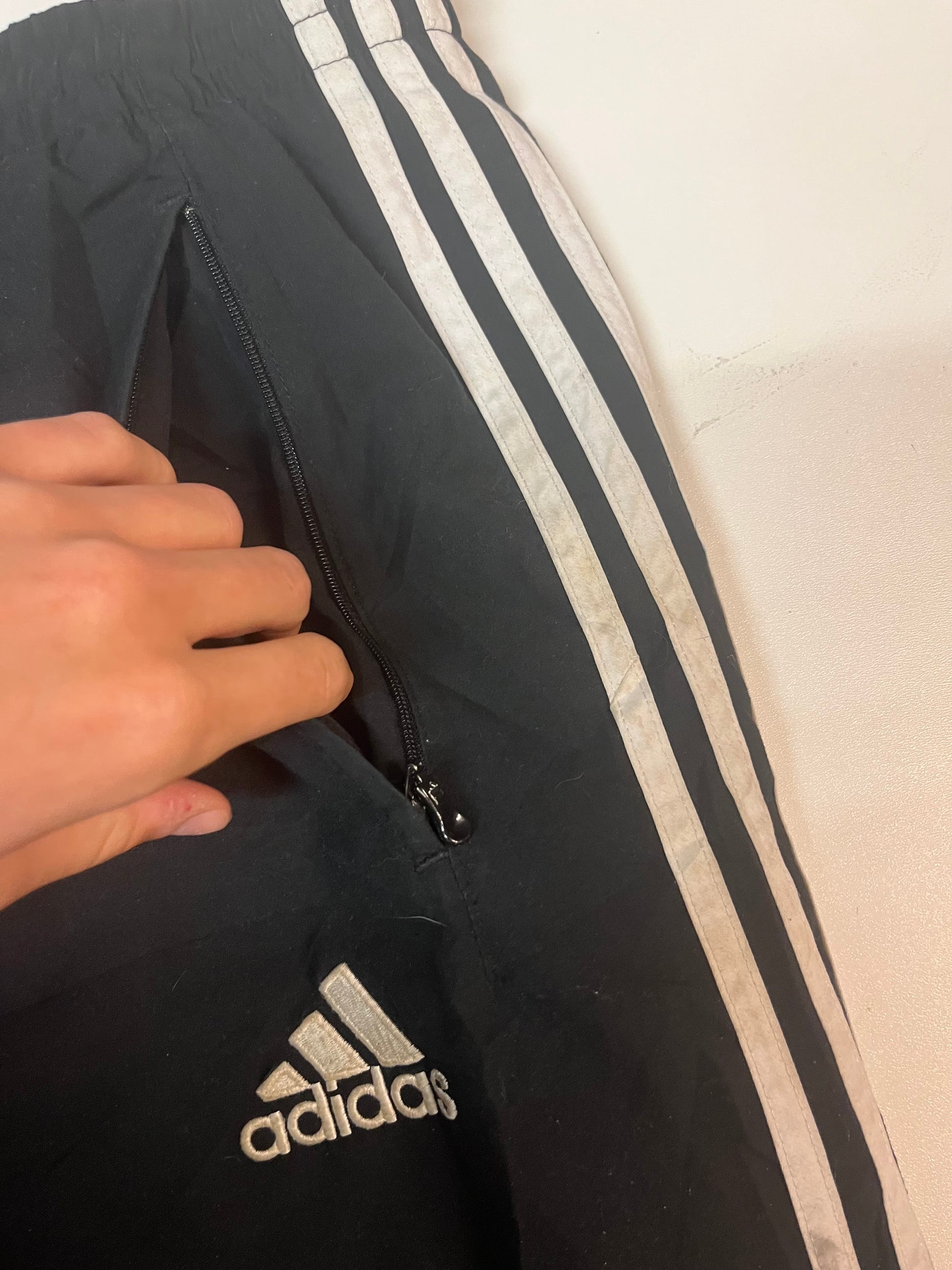 Entdecke unsere Vintage Track Pants von Nike und anderen Marken, erhältlich bei Valuxery.de - Dein Shop für trendige Vintage - Kleidung. Unsere Track Pants sind aus hochwertigen Materialien und