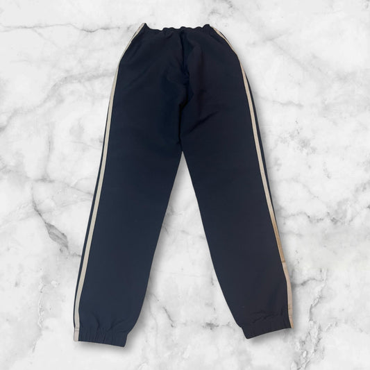 Entdecke unsere Vintage Track Pants von Nike und anderen Marken, erhältlich bei Valuxery.de - Dein Shop für trendige Vintage - Kleidung. Unsere Track Pants sind aus hochwertigen Materialien und
