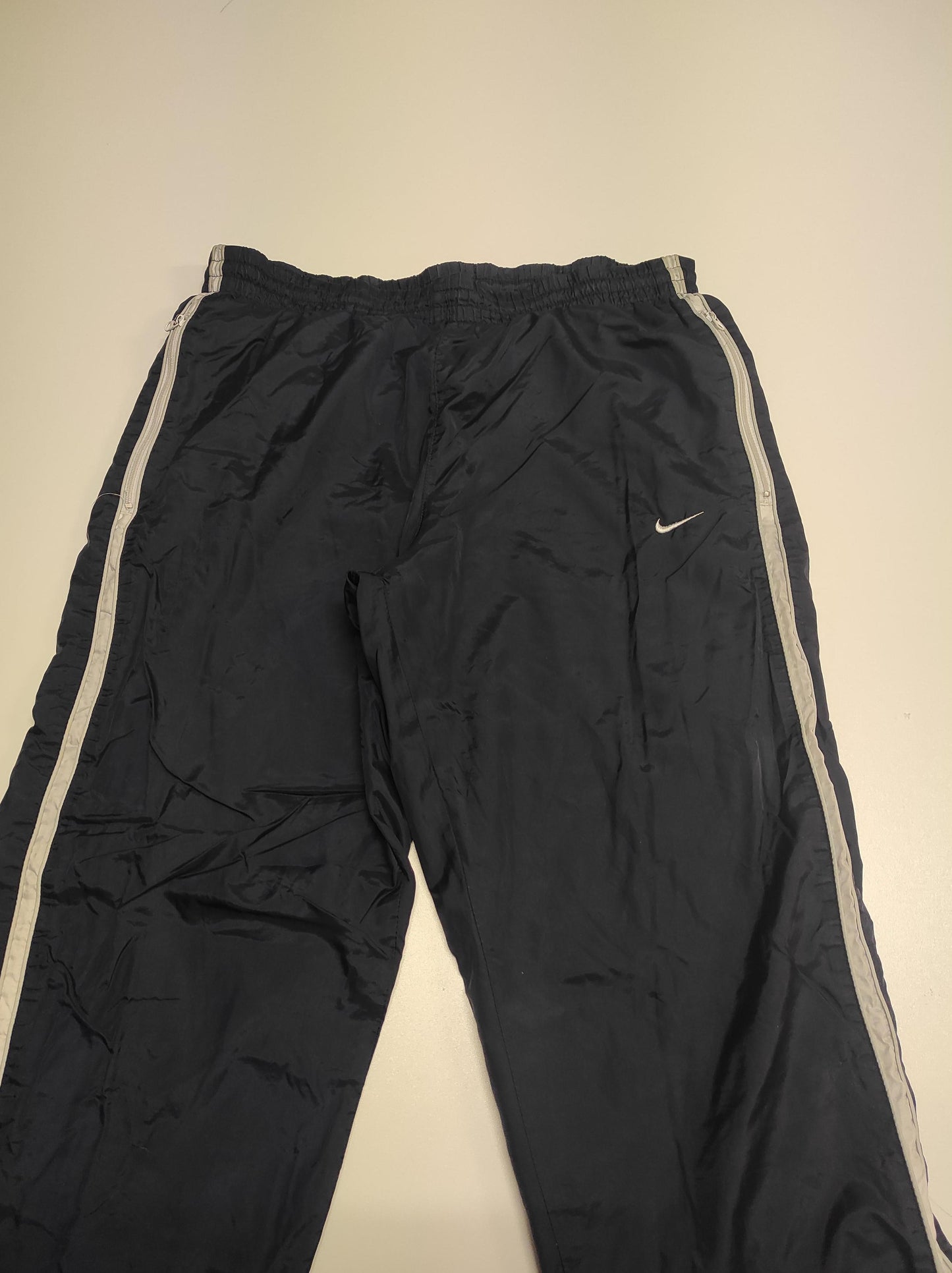 Entdecke unsere Vintage Track Pants von Nike und anderen Marken, erhältlich bei Valuxery.de - Dein Shop für trendige Vintage - Kleidung. Unsere Track Pants sind aus hochwertigen Materialien und