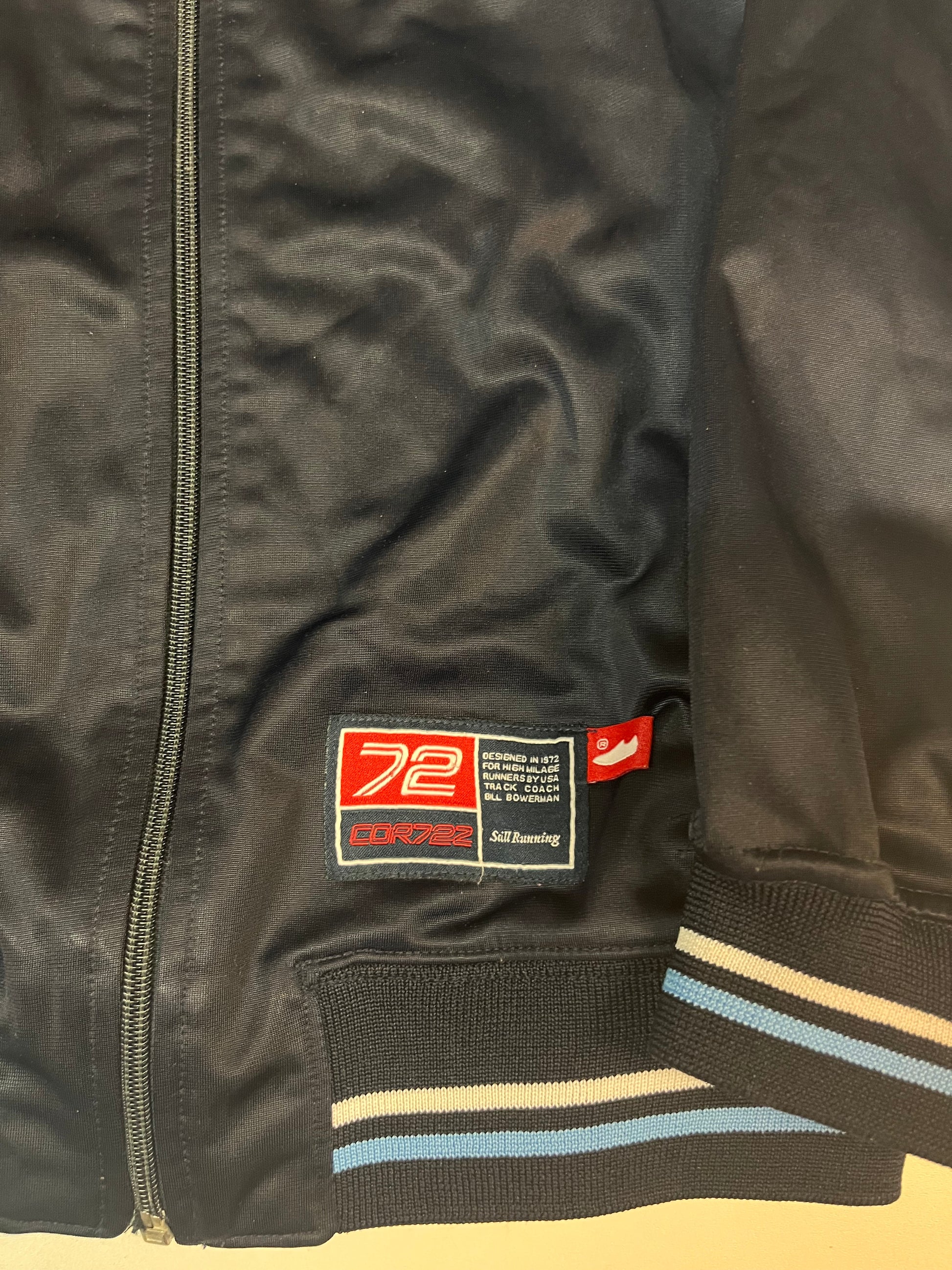 Entdecke unsere Vintage Track Pants von Nike und anderen Marken, erhältlich bei Valuxery.de - Dein Shop für trendige Vintage - Kleidung. Unsere Track Pants sind aus hochwertigen Materialien und