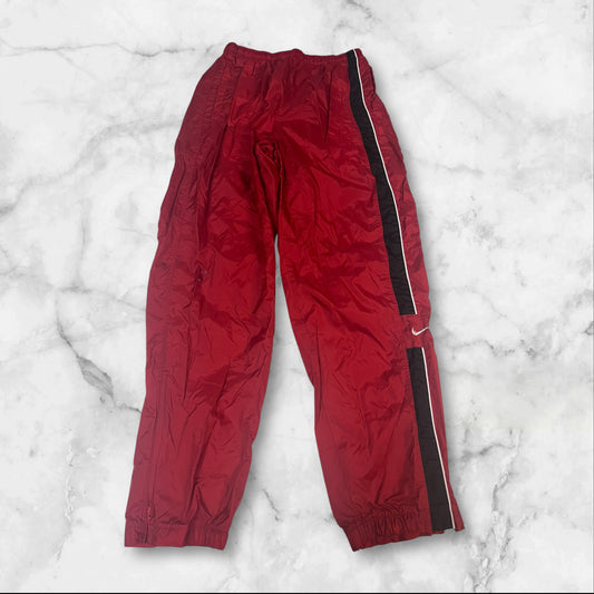 Entdecke unsere Vintage Track Pants von Nike und anderen Marken, erhältlich bei Valuxery.de - Dein Shop für trendige Vintage - Kleidung. Unsere Track Pants sind aus hochwertigen Materialien und