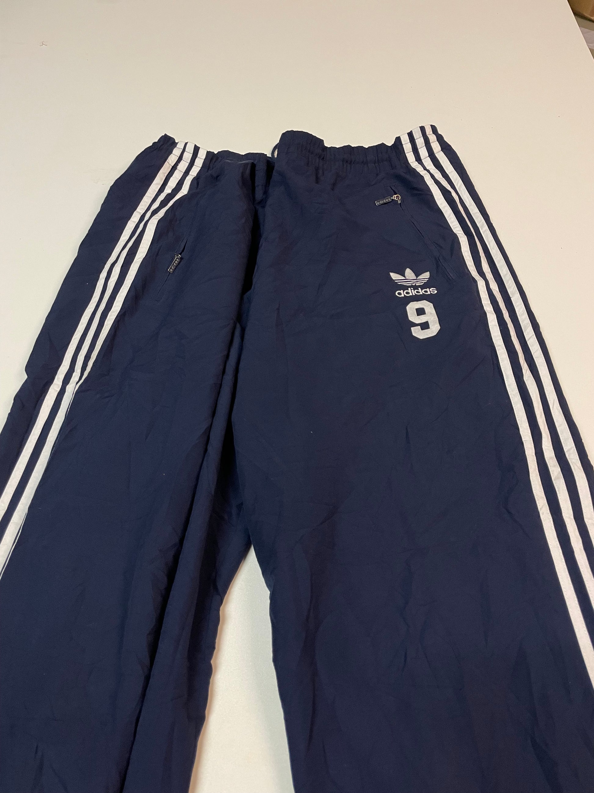 Entdecke unsere Vintage Track Pants von Nike und anderen Marken, erhältlich bei Valuxery.de - Dein Shop für trendige Vintage - Kleidung. Unsere Track Pants sind aus hochwertigen Materialien und
