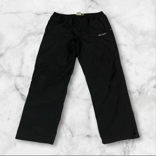 Entdecke unsere Vintage Track Pants von Nike und anderen Marken, erhältlich bei Valuxery.de - Dein Shop für trendige Vintage - Kleidung. Unsere Track Pants sind aus hochwertigen Materialien und