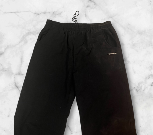 Entdecke unsere Vintage Track Pants von Nike und anderen Marken, erhältlich bei Valuxery.de - Dein Shop für trendige Vintage - Kleidung. Unsere Track Pants sind aus hochwertigen Materialien und
