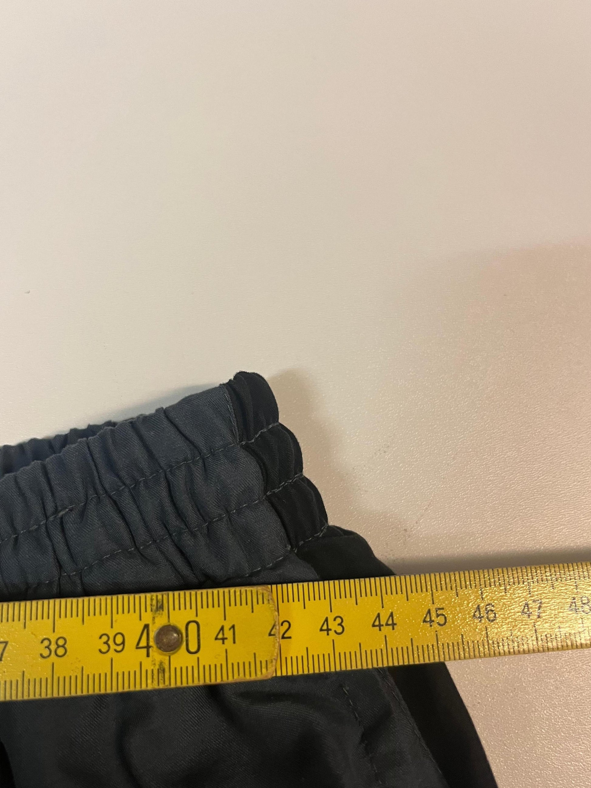 Entdecke unsere Vintage Track Pants von Nike und anderen Marken, erhältlich bei Valuxery.de - Dein Shop für trendige Vintage - Kleidung. Unsere Track Pants sind aus hochwertigen Materialien und