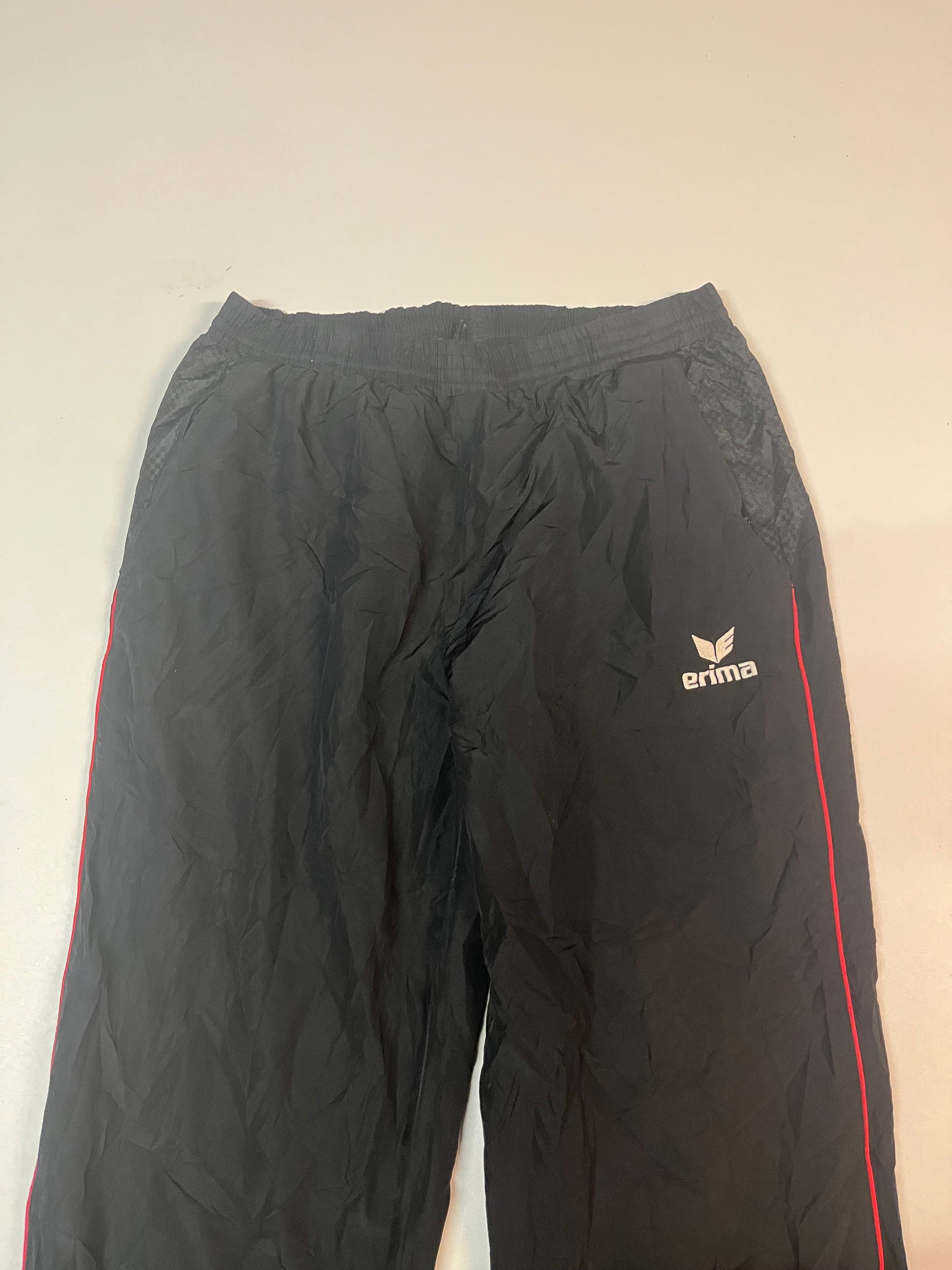 Entdecke unsere Vintage Track Pants von Nike und anderen Marken, erhältlich bei Valuxery.de - Dein Shop für trendige Vintage - Kleidung. Unsere Track Pants sind aus hochwertigen Materialien und