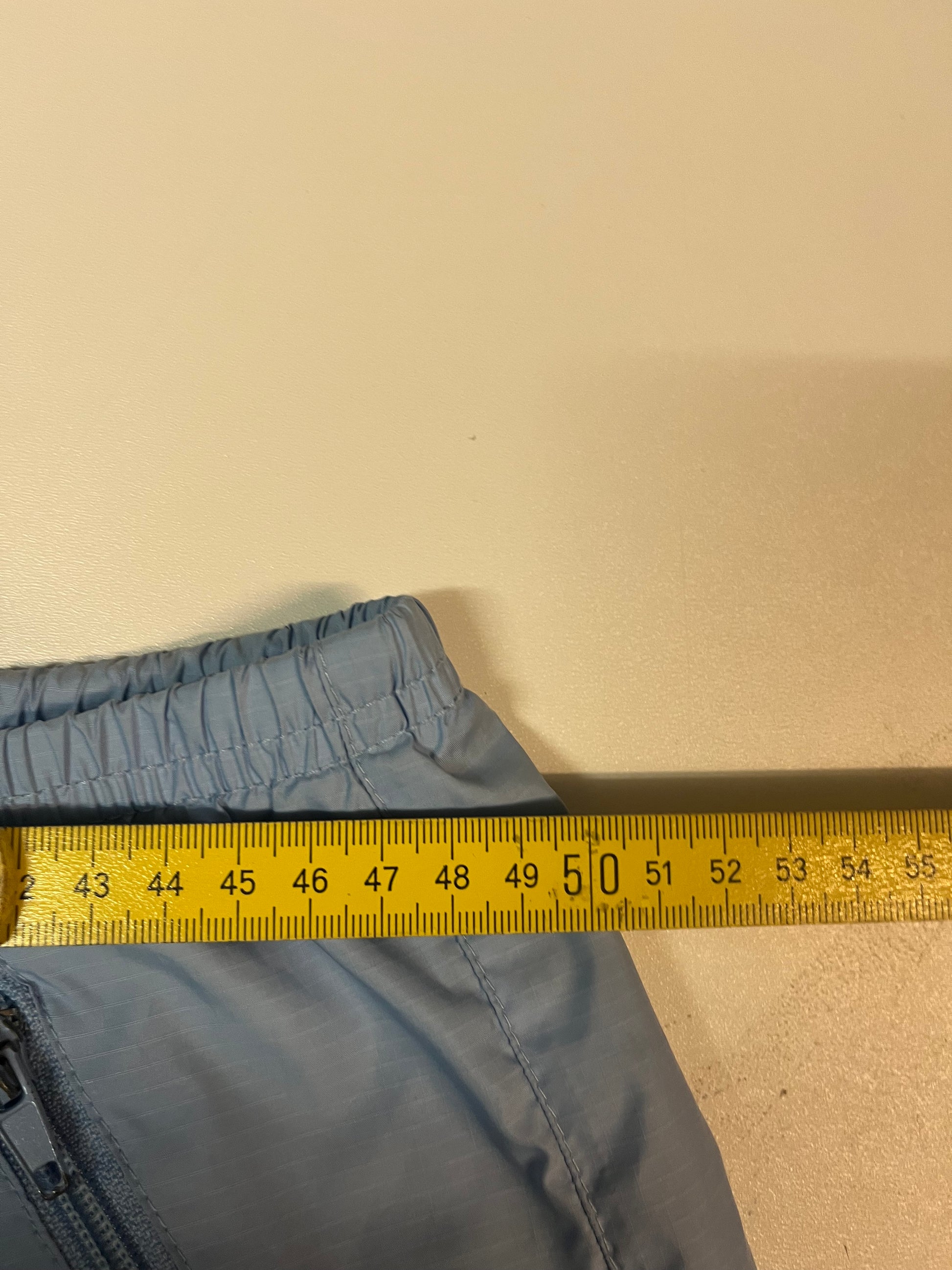 Entdecke unsere Vintage Track Pants von Nike und anderen Marken, erhältlich bei Valuxery.de - Dein Shop für trendige Vintage - Kleidung. Unsere Track Pants sind aus hochwertigen Materialien und