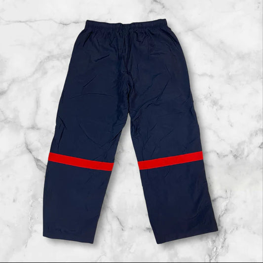 Entdecke unsere Vintage Track Pants von Nike und anderen Marken, erhältlich bei Valuxery.de - Dein Shop für trendige Vintage - Kleidung. Unsere Track Pants sind aus hochwertigen Materialien und