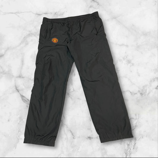 Entdecke unsere Vintage Track Pants von Nike und anderen Marken, erhältlich bei Valuxery.de - Dein Shop für trendige Vintage - Kleidung. Unsere Track Pants sind aus hochwertigen Materialien und
