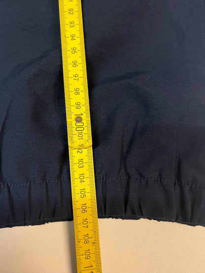 Entdecke unsere Vintage Track Pants von Nike und anderen Marken, erhältlich bei Valuxery.de - Dein Shop für trendige Vintage - Kleidung. Unsere Track Pants sind aus hochwertigen Materialien und