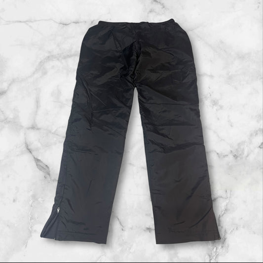 Entdecke unsere Vintage Track Pants von Nike und anderen Marken, erhältlich bei Valuxery.de - Dein Shop für trendige Vintage - Kleidung. Unsere Track Pants sind aus hochwertigen Materialien und