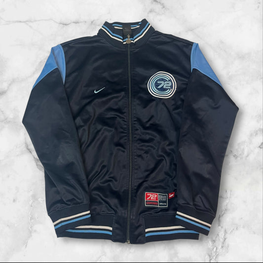 Entdecke unsere Vintage Track Pants von Nike und anderen Marken, erhältlich bei Valuxery.de - Dein Shop für trendige Vintage - Kleidung. Unsere Track Pants sind aus hochwertigen Materialien und