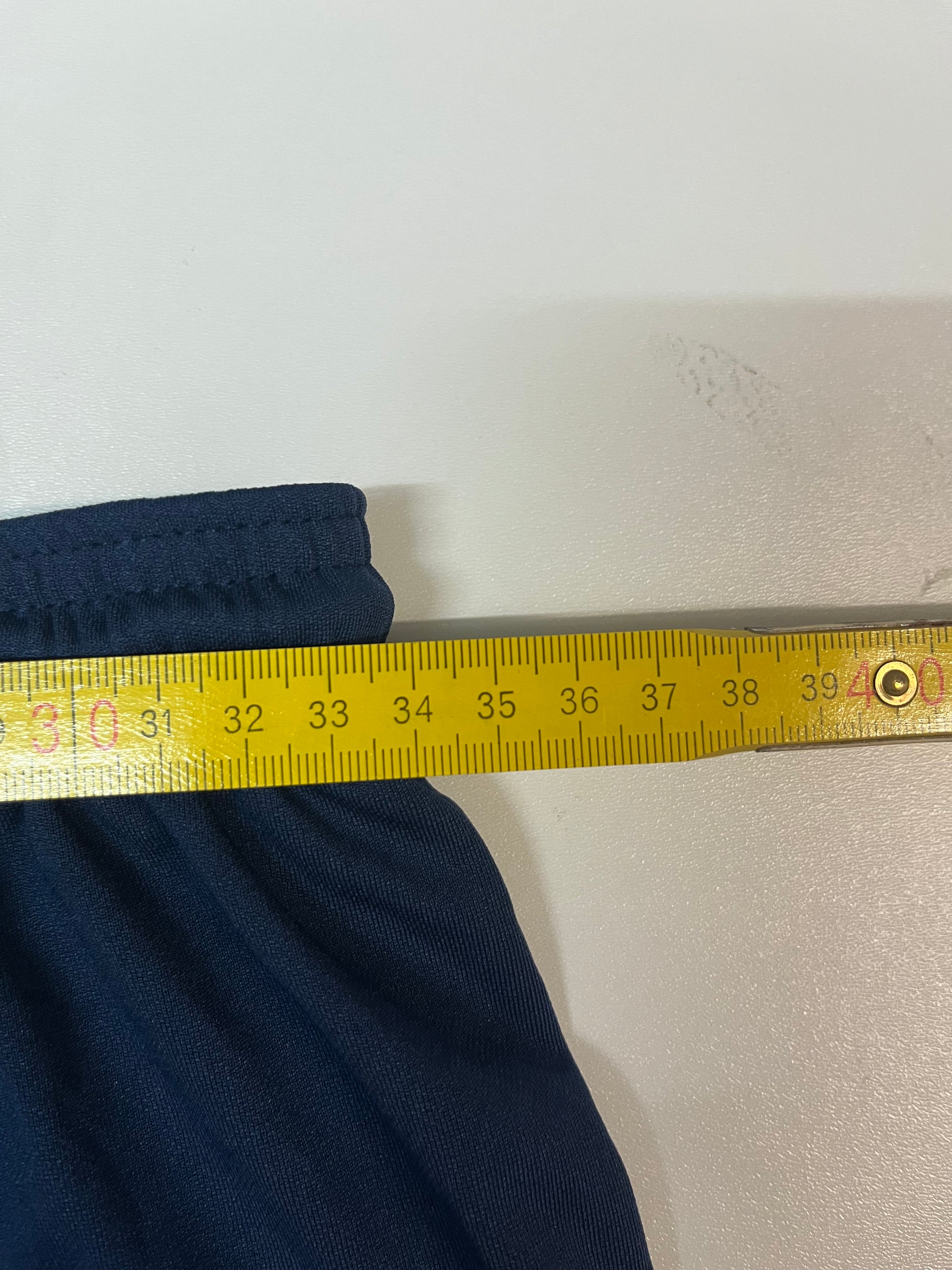 Entdecke unsere Vintage Track Pants von Nike und anderen Marken, erhältlich bei Valuxery.de - Dein Shop für trendige Vintage - Kleidung. Unsere Track Pants sind aus hochwertigen Materialien und